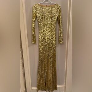 Gold sequin evening gown. Prom dress. Mardi Gras bal.